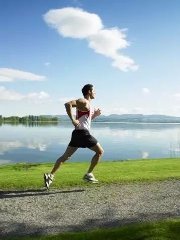 研究揭示熬夜后健身显著增加健康风险(图1)